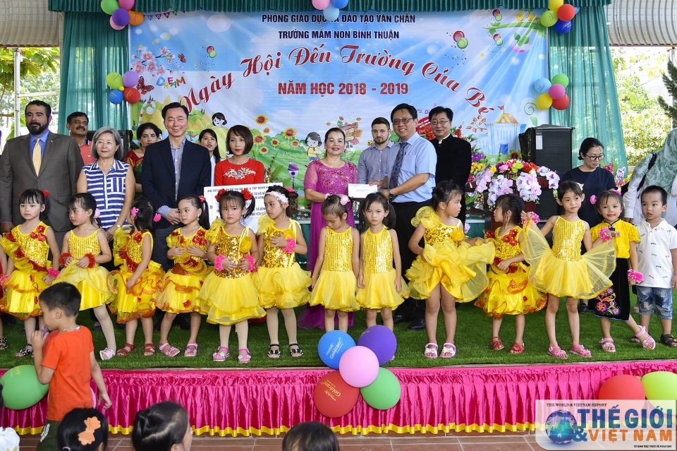 ngoai giao doan chung tay cung tre vung cao don ngay hoi den truong