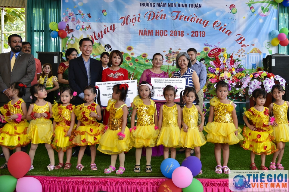 ngoai giao doan chung tay cung tre vung cao don ngay hoi den truong