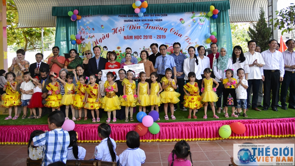 ngoai giao doan chung tay cung tre vung cao don ngay hoi den truong