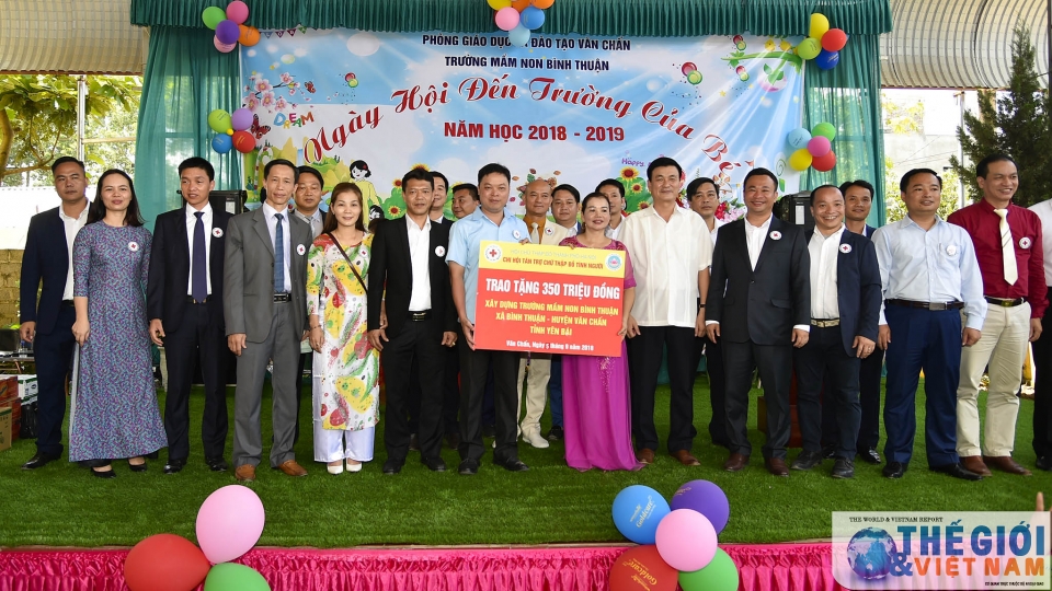 ngoai giao doan chung tay cung tre vung cao don ngay hoi den truong