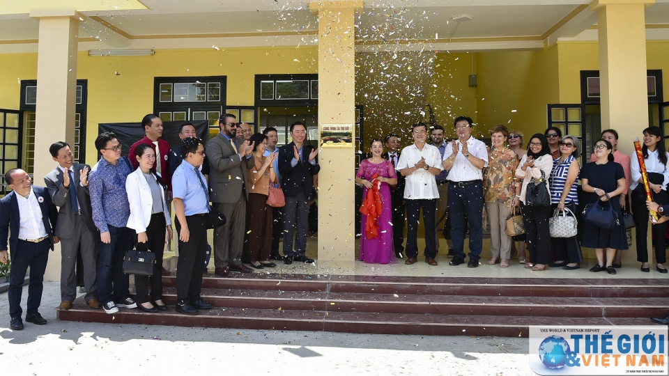 ngoai giao doan chung tay cung tre vung cao don ngay hoi den truong