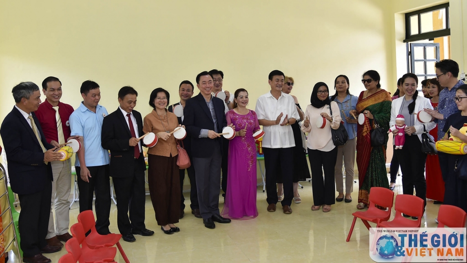 ngoai giao doan chung tay cung tre vung cao don ngay hoi den truong