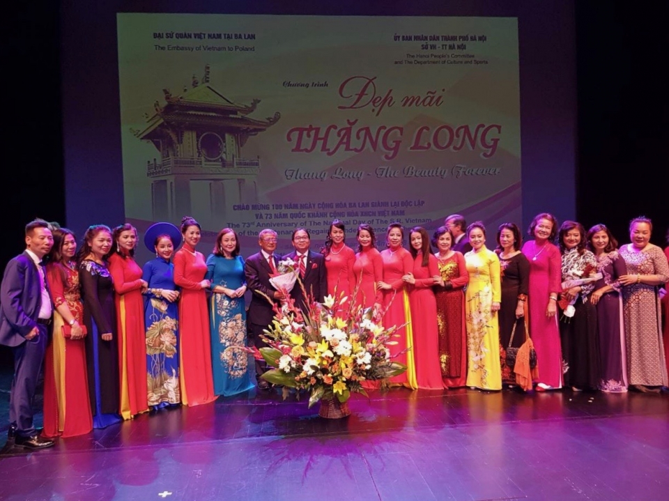 Trang trọng kỷ niệm 73 năm Quốc khánh Việt Nam tại Ba Lan và 100 năm giành độc lập Ba Lan trang trong ky niem 73 nam quoc khanh viet nam tai ba lan va 100 nam gianh doc lap ba lan