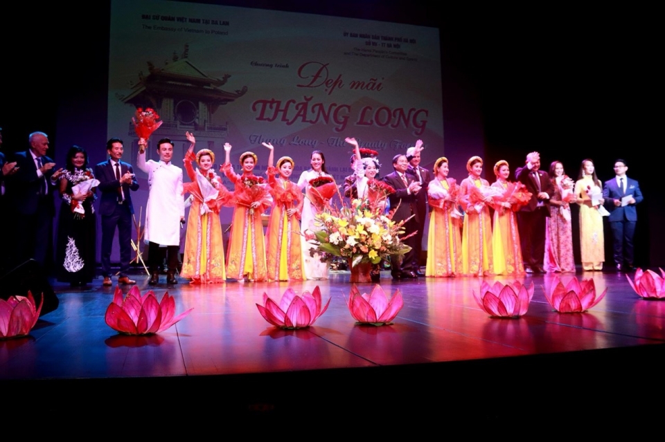 Trang trọng kỷ niệm 73 năm Quốc khánh Việt Nam tại Ba Lan và 100 năm giành độc lập Ba Lan trang trong ky niem 73 nam quoc khanh viet nam tai ba lan va 100 nam gianh doc lap ba lan