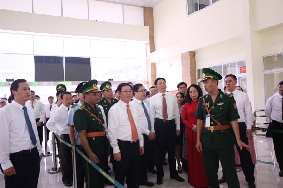khai truong cap cua khau giua lang son khu tu tri dan toc choang quang tay trung quoc