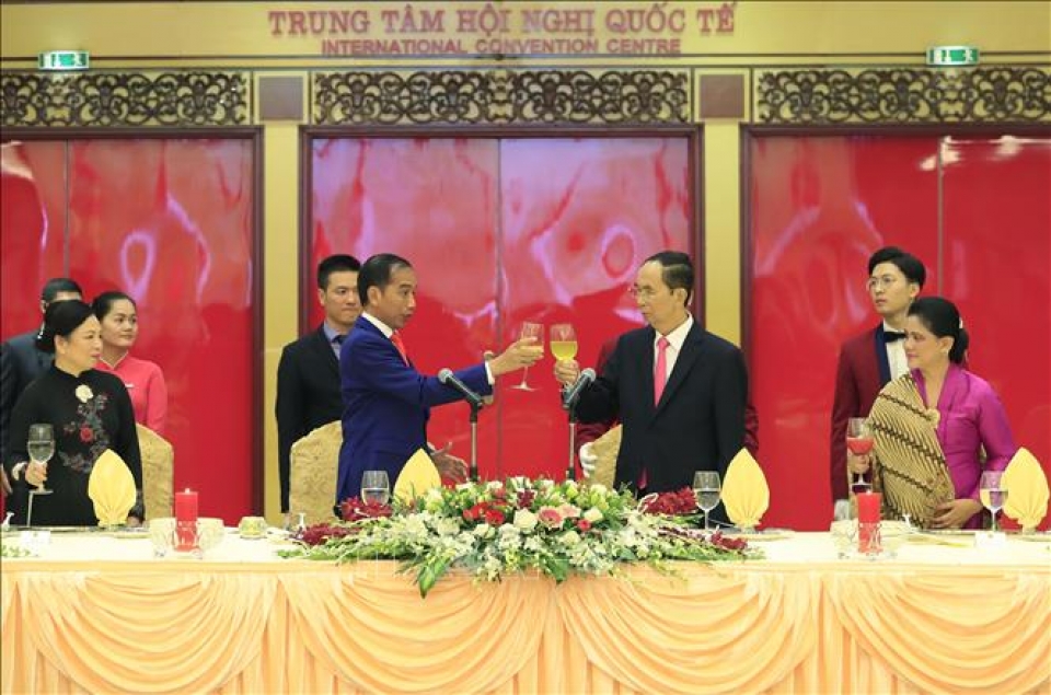 chu tich nuoc va phu nhan chieu dai trong the tong thong cong hoa indonesia va phu nhan