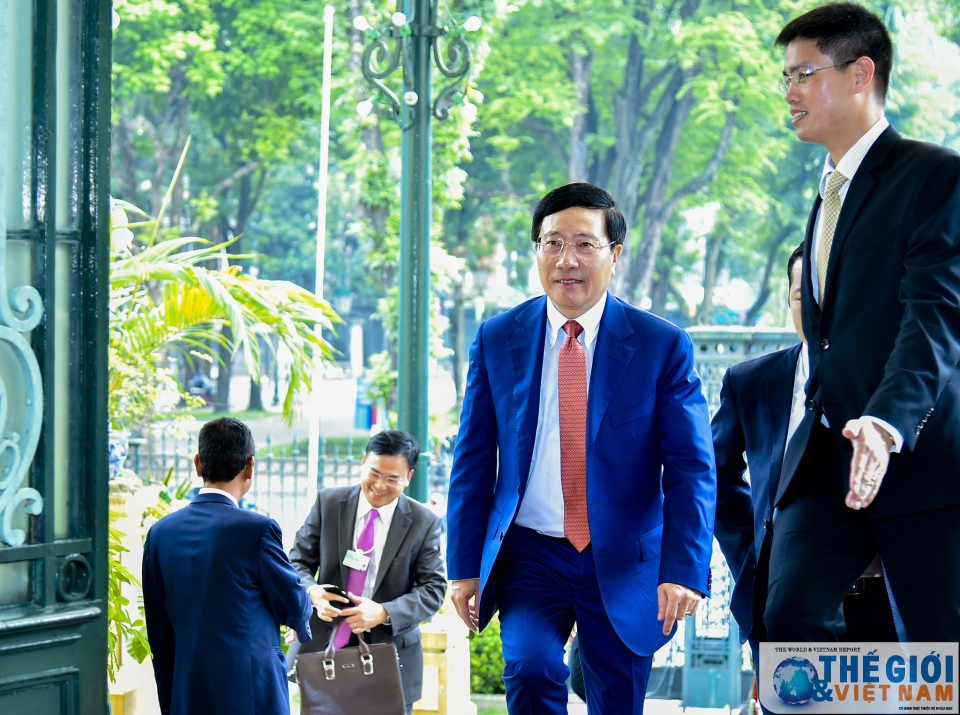 toan canh pho thu tuong bo truong pham binh minh tiep hop voi bo truong taro kono