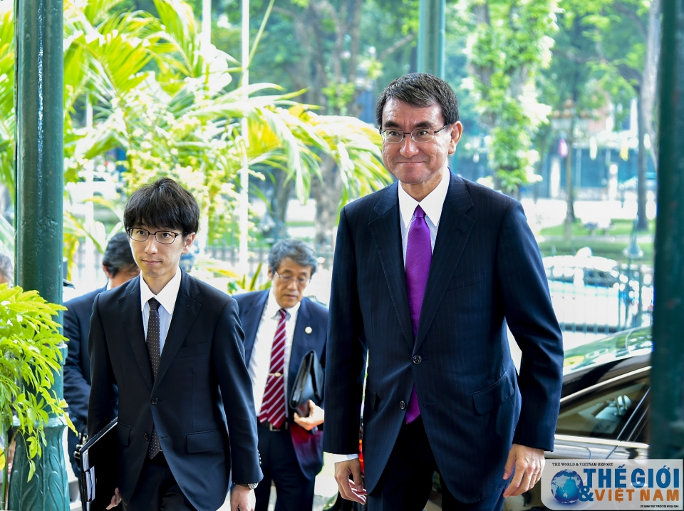 toan canh pho thu tuong bo truong pham binh minh tiep hop voi bo truong taro kono