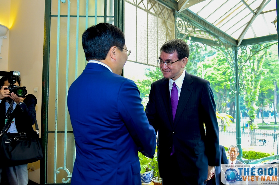 toan canh pho thu tuong bo truong pham binh minh tiep hop voi bo truong taro kono