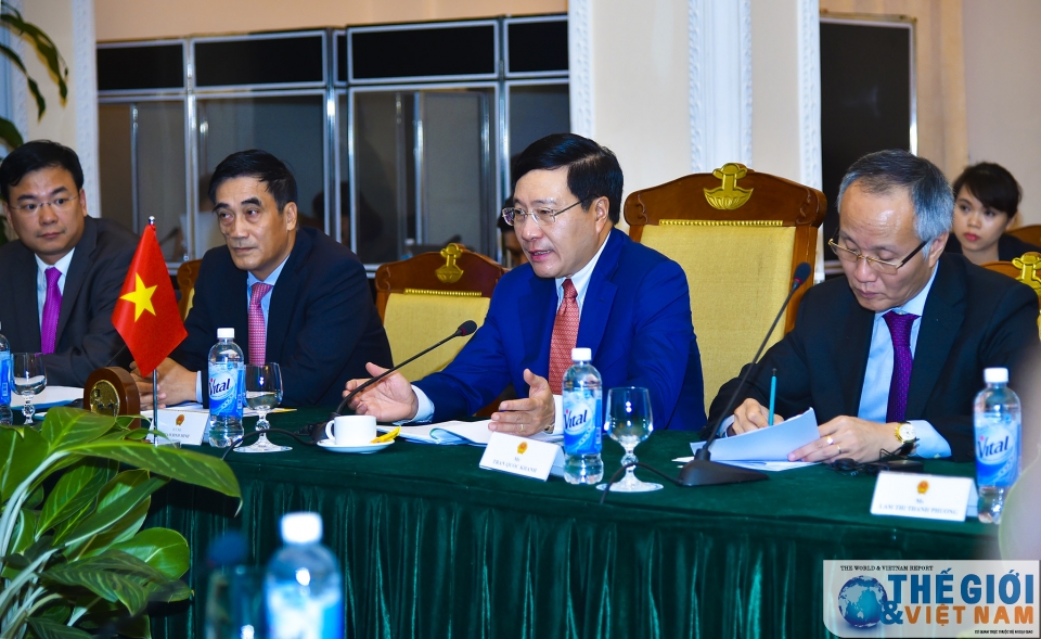 toan canh pho thu tuong bo truong pham binh minh tiep hop voi bo truong taro kono