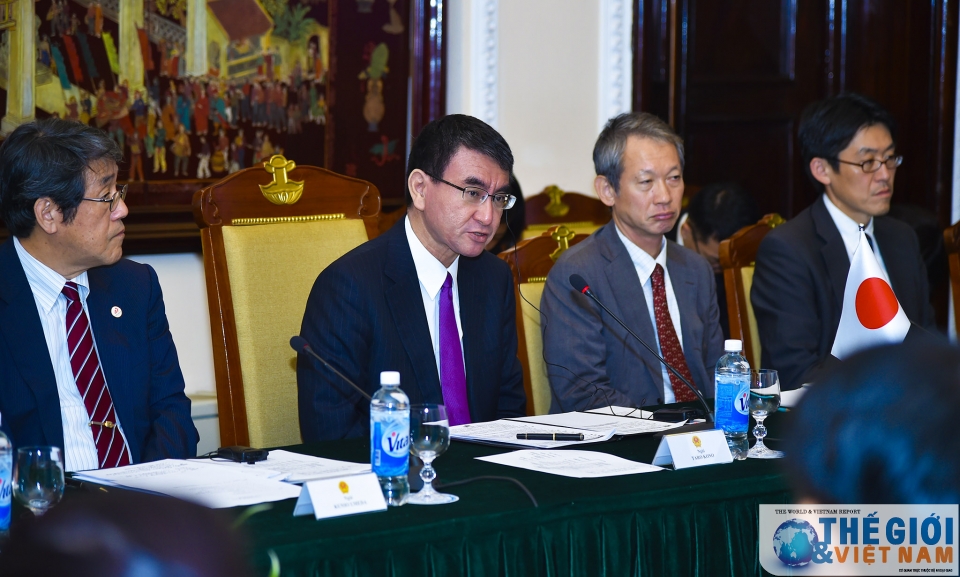 toan canh pho thu tuong bo truong pham binh minh tiep hop voi bo truong taro kono