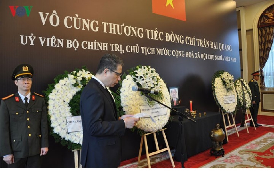 cac co quan dai dien viet nam o nuoc ngoai to chuc le vieng co chu tich nuoc tran dai quang
