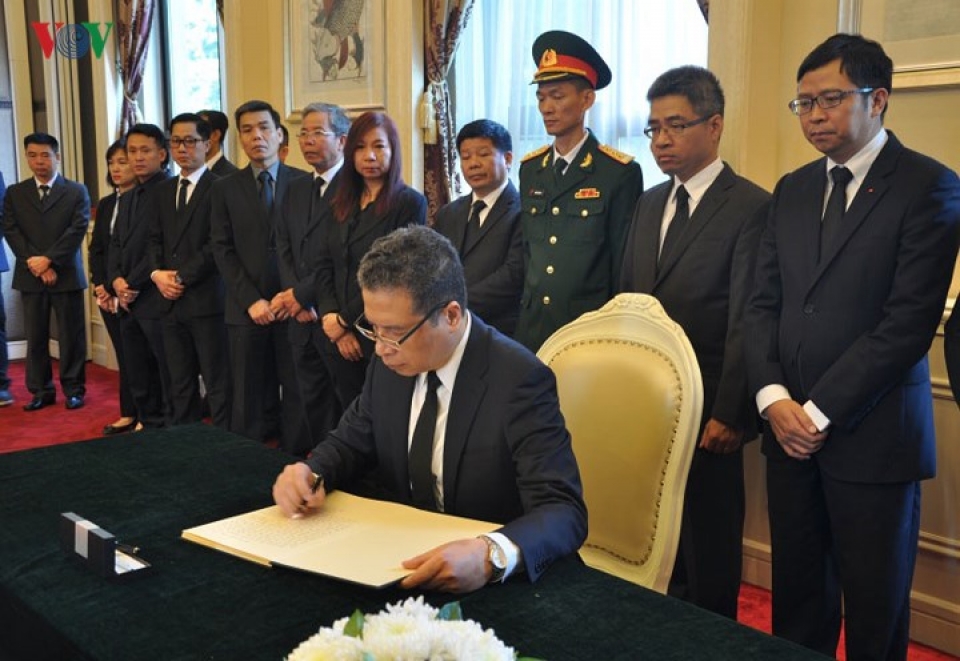 cac co quan dai dien viet nam o nuoc ngoai to chuc le vieng co chu tich nuoc tran dai quang