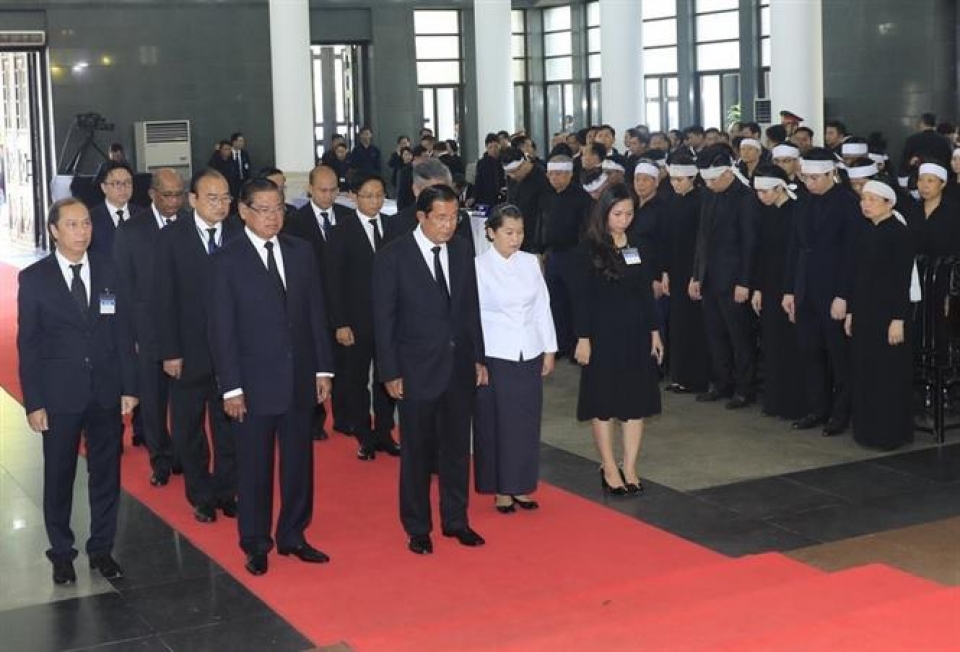 Thủ tướng Campuchia và Hàn Quốc viếng Chủ tịch nước Trần Đại Quang lanh dao cac nuoc campuchia va han quoc vieng chu tich nuoc tran dai quang