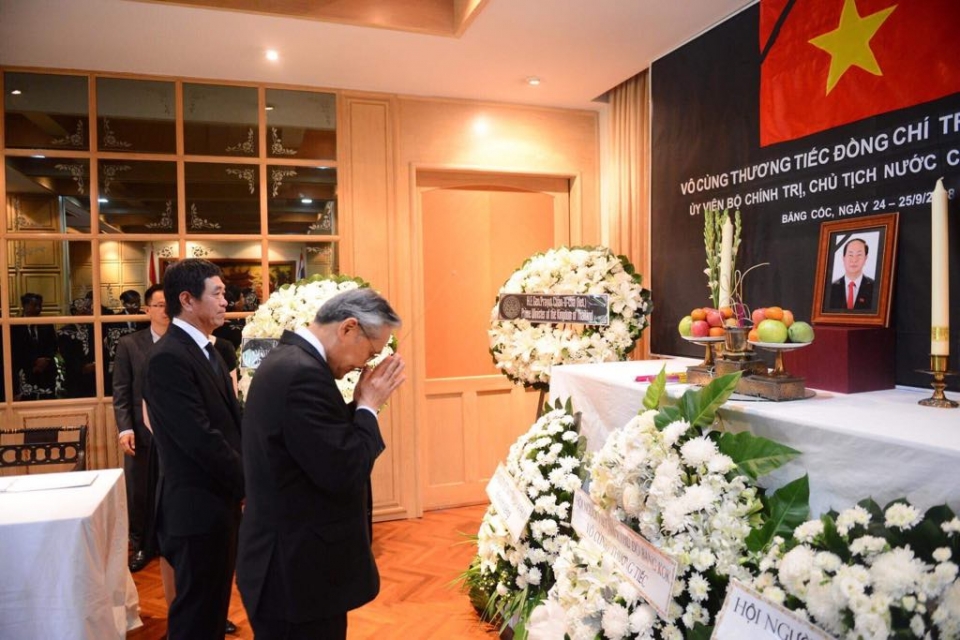 thu tuong thai lan prayut chan ocha vieng co chu tich nuoc tran dai quang