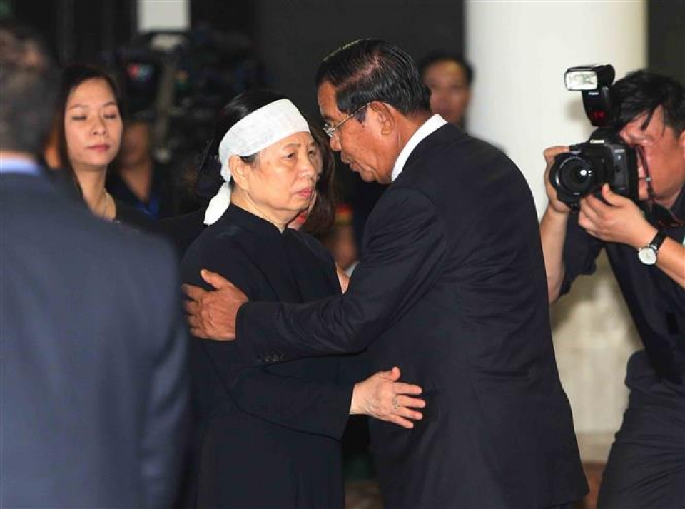 Thủ tướng Campuchia và Hàn Quốc viếng Chủ tịch nước Trần Đại Quang lanh dao cac nuoc campuchia va han quoc vieng chu tich nuoc tran dai quang