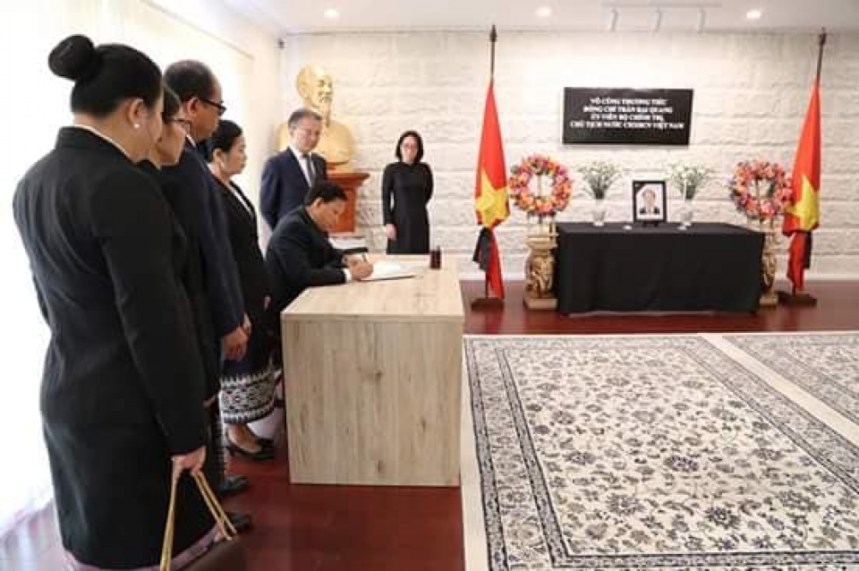 cac co quan dai dien viet nam o nuoc ngoai to chuc le vieng chu tich nuoc tran dai quang