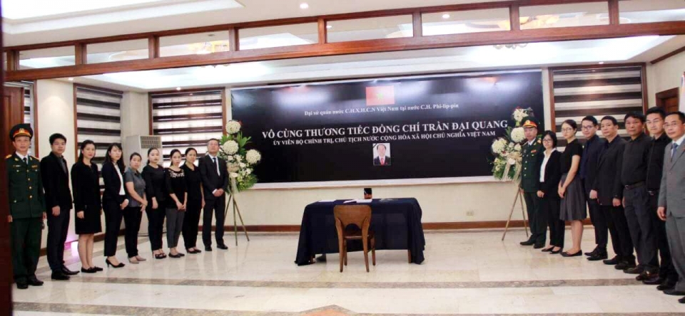 cac co quan dai dien viet nam o nuoc ngoai to chuc le vieng chu tich nuoc tran dai quang