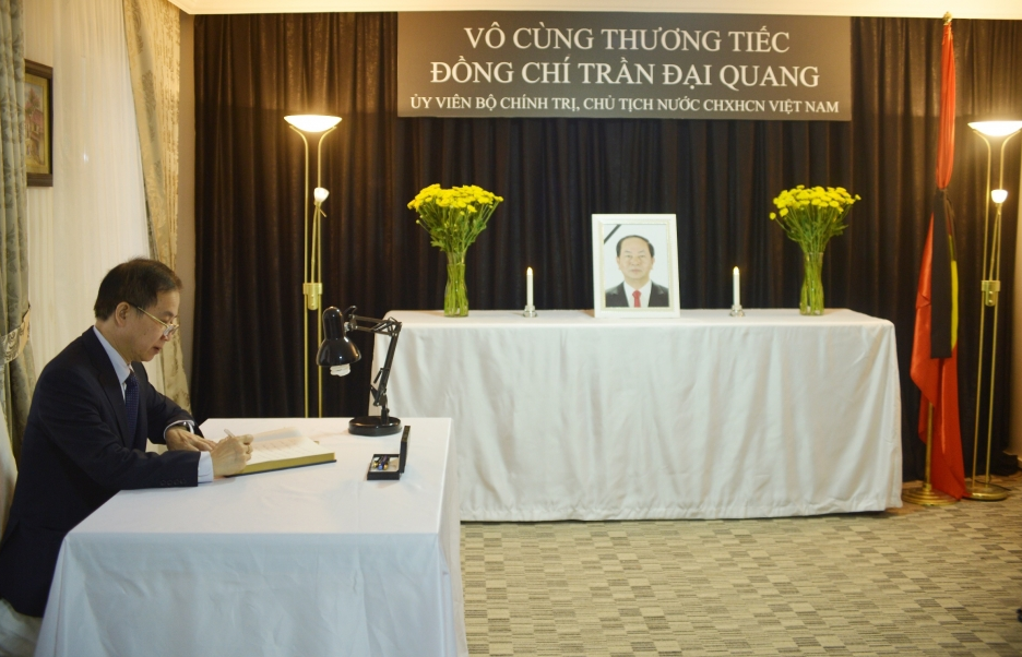 dai su quan viet nam tai ha lan va tho nhi ky to chuc vieng chu tich nuoc tran dai quang