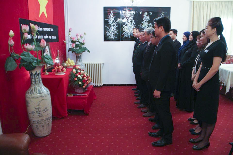 cac co quan dai dien viet nam o nuoc ngoai to chuc le vieng chu tich nuoc tran dai quang