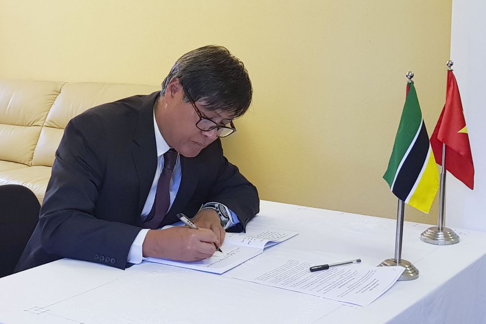 trang trong to chuc le vieng chu tich nuoc tran dai quang tai mozambique