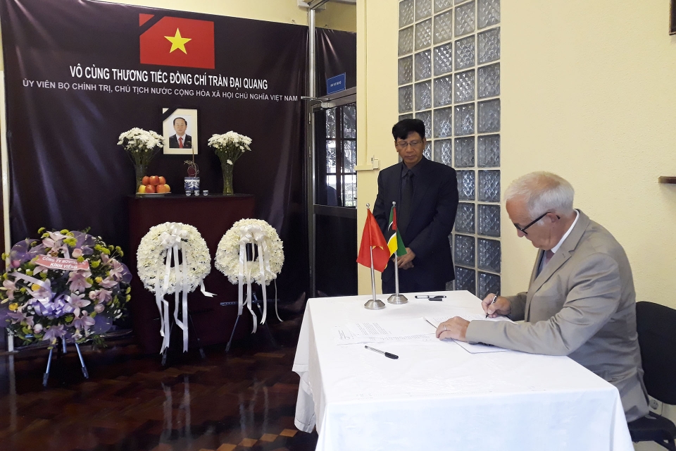 trang trong to chuc le vieng chu tich nuoc tran dai quang tai mozambique