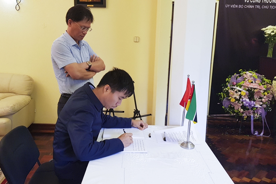 trang trong to chuc le vieng chu tich nuoc tran dai quang tai mozambique