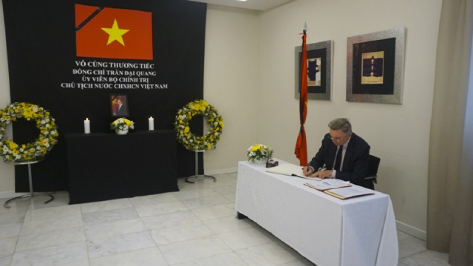 le vieng chu tich nuoc tran dai quang tai tay ban nha