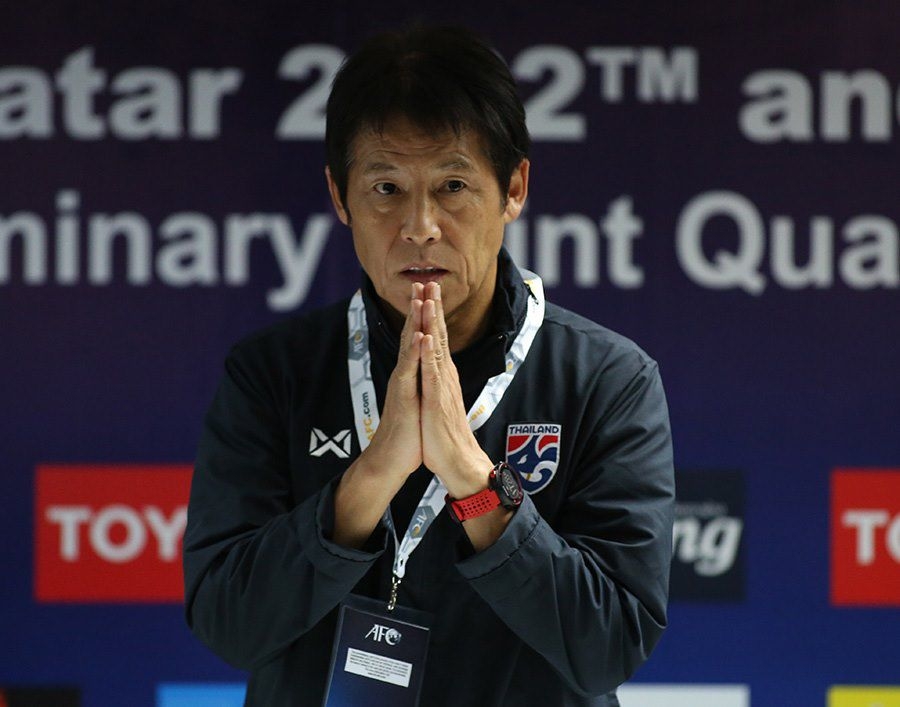 hlv akira nishino thua nhan doi tuyen thai lan chiu nhieu ap luc