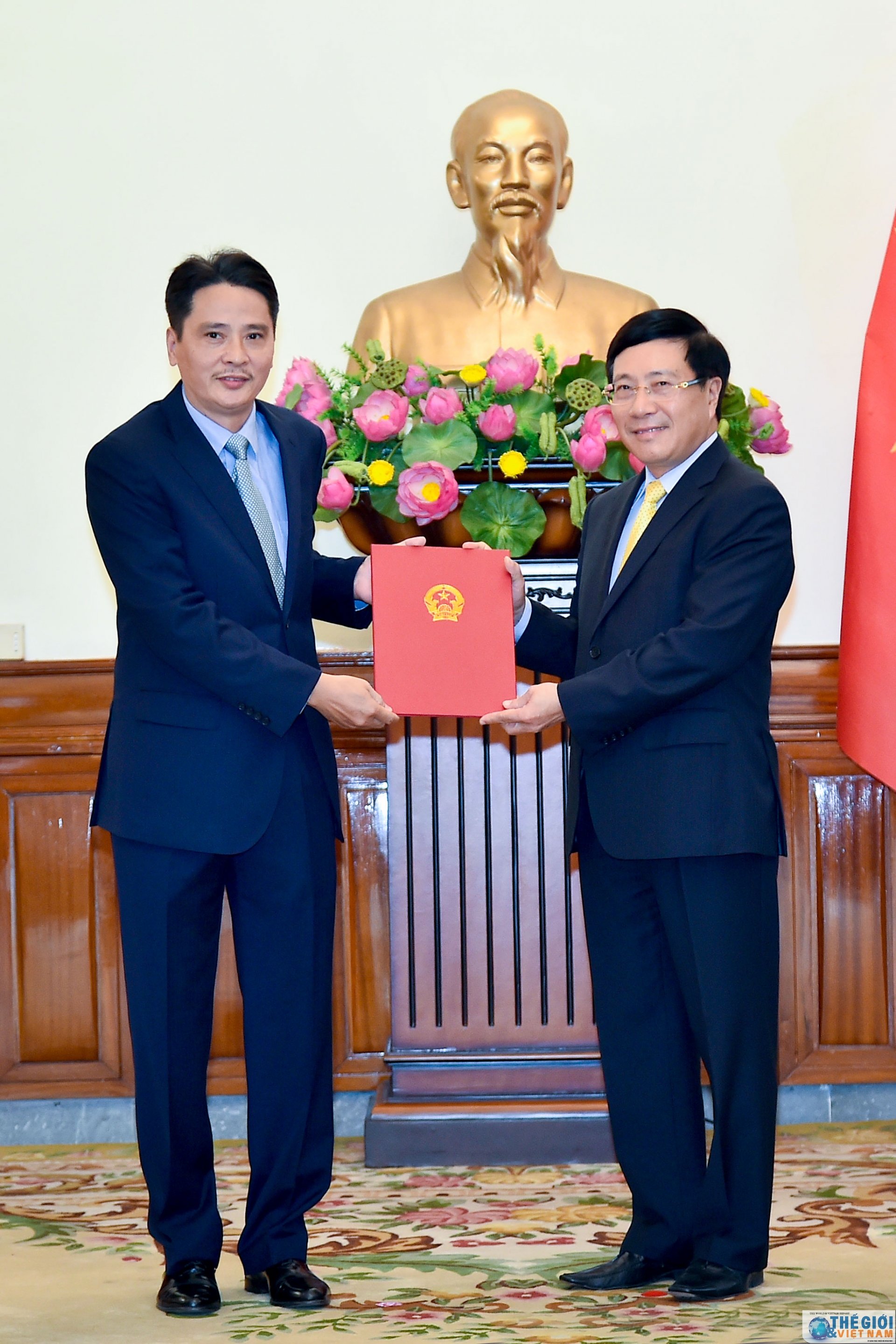 Trao Quyết định bổ nhiệm 6 Đại sứ nhiệm kỳ 2019 - 2022 trao quyet dinh bo nhiem 6 dai su nhiem ky 2019 2022