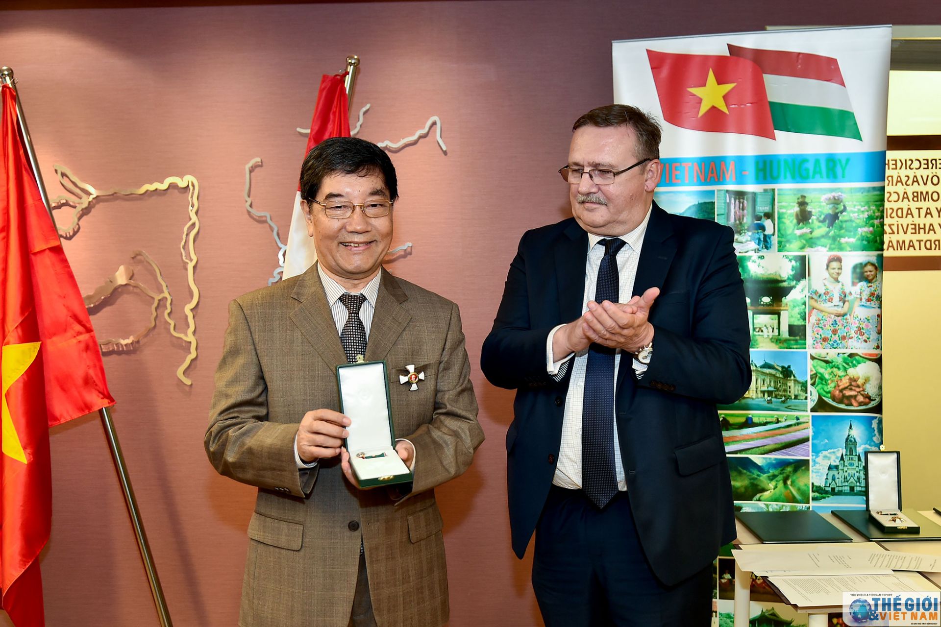 thu truong ngoai giao nguyen quoc dung nhan huan chuong chu thap do nha nuoc hungary phong tang