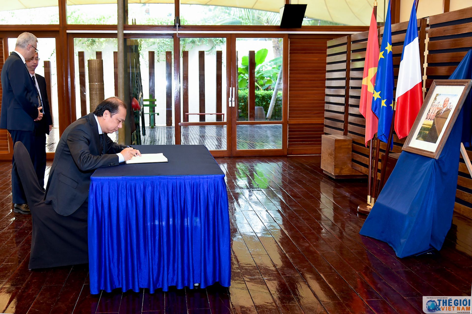 thu truong ngoai giao nguyen quoc dung ghi so tang vieng cuu tong thong phap jacques chirac