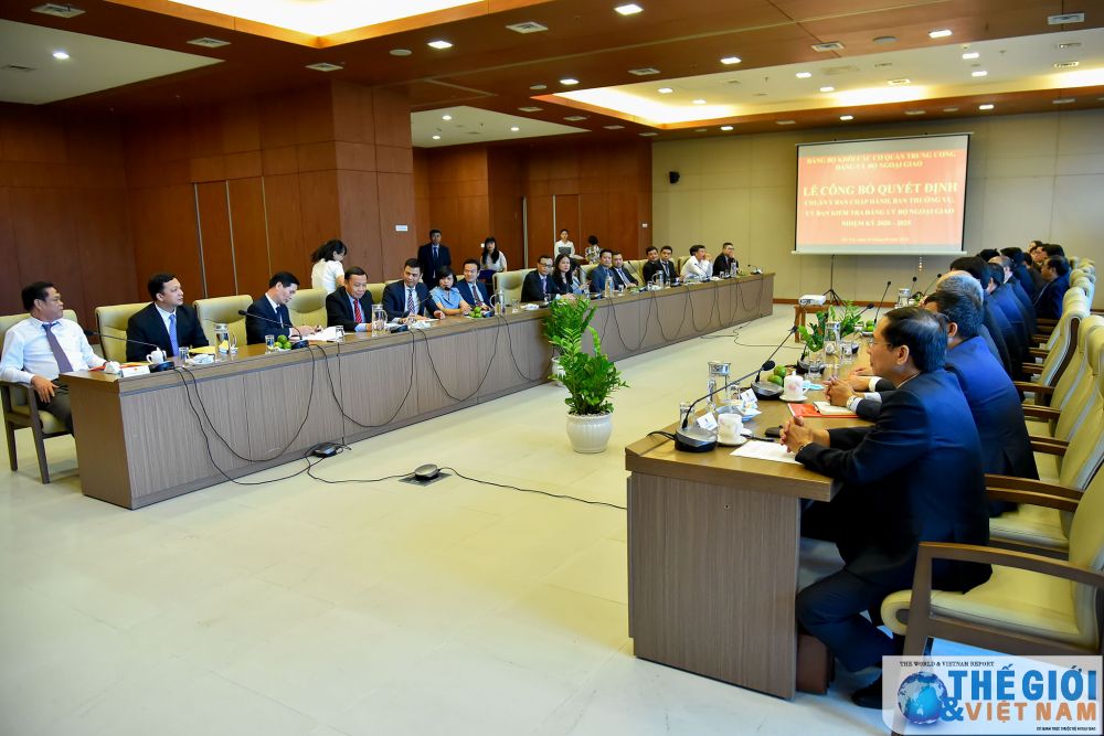 Trao Quyết định chuẩn y các chức danh Đảng ủy Bộ Ngoại giao nhiệm kỳ 2020-2025 trao-quyet-dinh-chuan-y-cac-chuc-danh-dang-uy-bo-ngoai-giao-nhiem-ky-2020-2025