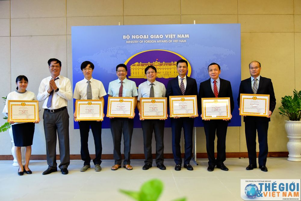 Đảng ủy Khối các cơ quan Trung ương cũng đã công bố và trao quyết định khen thưởng các đảng viên đạt tiêu chuẩn “Hoàn thành xuất sắc nhiệm vụ” 5 năm liền 2015-2019. trao-quyet-dinh-chuan-y-cac-chuc-danh-dang-uy-bo-ngoai-giao-nhiem-ky-2020-2025-11