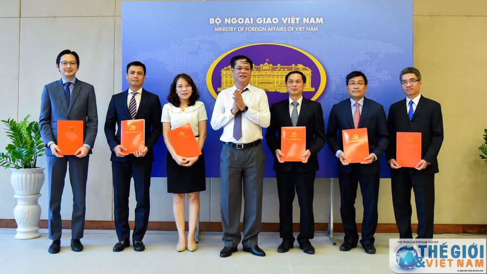 Đồng chí Huỳnh Tấn Việt, Ủy viên Trung ương Đảng, Phó Bí thư Đảng ủy Khối các cơ quan Trung ương trao Quyết định chuẩn y Ban Thường vụ Đảng ủy Bộ Ngoại giao nhiệm kỳ 2020-2025, trong đó, đồng chí Bùi Thanh Sơn là Bí thư Đảng ủy Bộ Ngoại giao, đồng chí Nguyễn Minh Vũ là Phó Bí thư Đảng ủy Bộ Ngoại giao. trao-quyet-dinh-chuan-y-cac-chuc-danh-dang-uy-bo-ngoai-giao-nhiem-ky-2020-2025-2