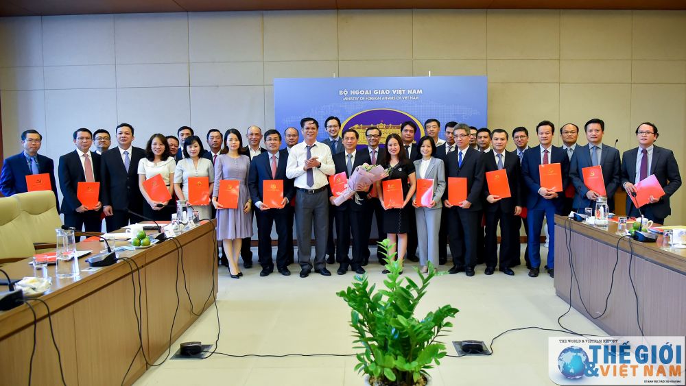 Đồng chí Huỳnh Tấn Việt, Ủy viên Trung ương Đảng, Phó Bí thư Đảng ủy Khối các cơ quan Trung ương trao Quyết định chuẩn y Ban Chấp hành Đảng ủy Bộ Ngoại giao nhiệm kỳ 2020-2025. trao-quyet-dinh-chuan-y-cac-chuc-danh-dang-uy-bo-ngoai-giao-nhiem-ky-2020-2025-3