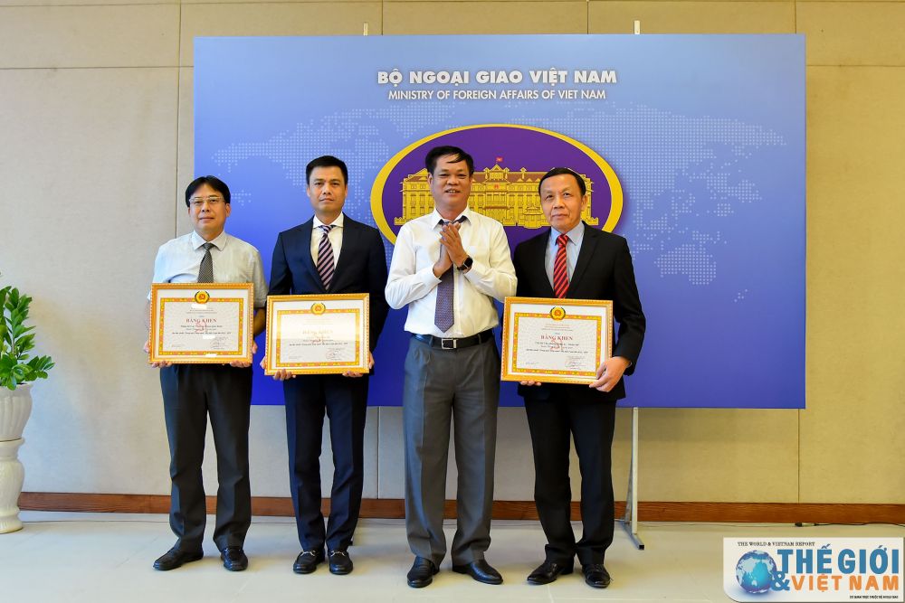 Nhân dịp này, Đảng ủy Khối các cơ quan Trung ương cũng đã công bố và trao quyết định khen thưởng các tổ chức đảng: Văn phòng Bộ, Văn phòng Đảng ủy - Đoàn thể và Cục Phục vụ Ngoại giao đoàn đạt tiêu chuẩn “Trong sạch, vững mạnh” 5 năm liền 2015-2019. trao-quyet-dinh-chuan-y-cac-chuc-danh-dang-uy-bo-ngoai-giao-nhiem-ky-2020-2025-5