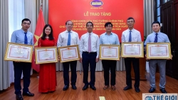 Trao Bằng khen của Thủ tướng và Bộ trưởng Ngoại giao trong công tác bảo hộ công dân
