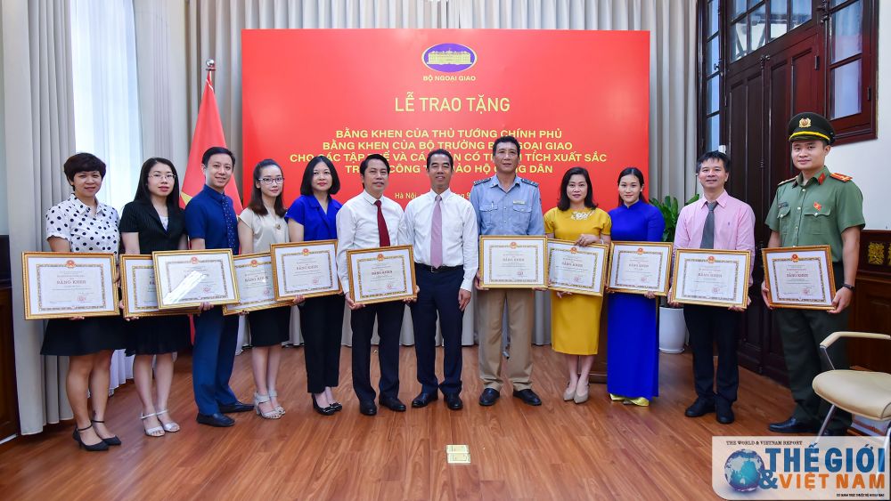 trao-bang-khen-cua-thu-tuong-va-bo-truong-ngoai-giao-trong-cong-tac-bao-ho-cong-dan-4