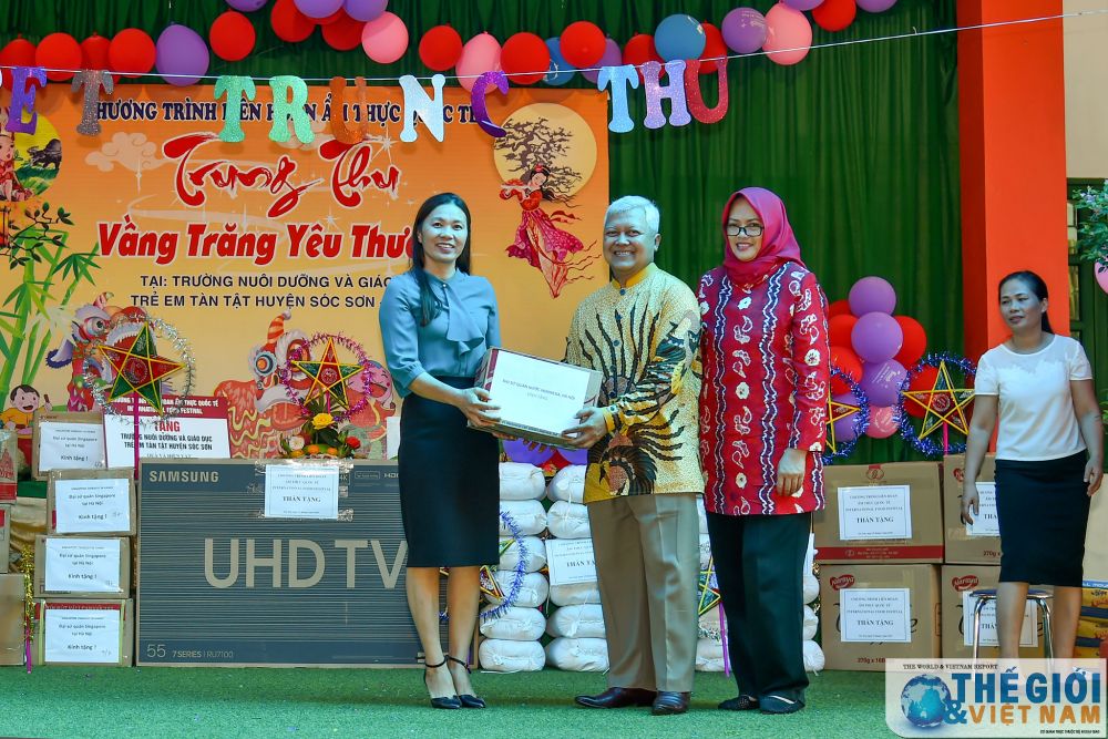 nhom phu nu cong dong asean tai ha noi trao qua trung thu cho tre tan tat tai soc son ha noi