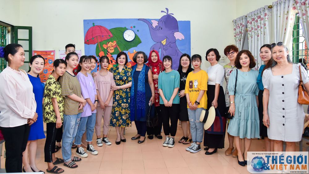 nhom phu nu cong dong asean tai ha noi trao qua trung thu cho tre tan tat tai soc son ha noi