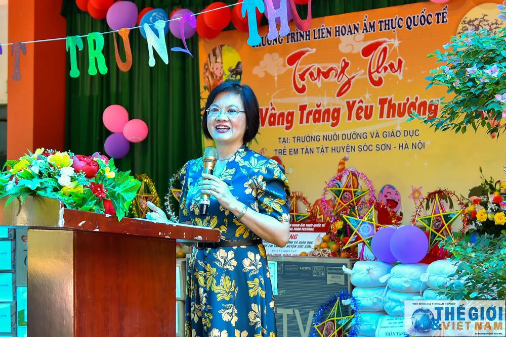 nhom phu nu cong dong asean tai ha noi trao qua trung thu cho tre tan tat tai soc son ha noi