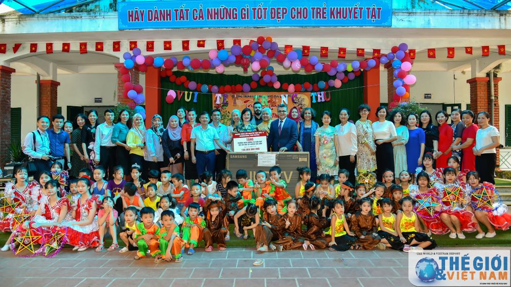 nhom phu nu cong dong asean tai ha noi trao qua trung thu cho tre khuyet tat o soc son ha noi