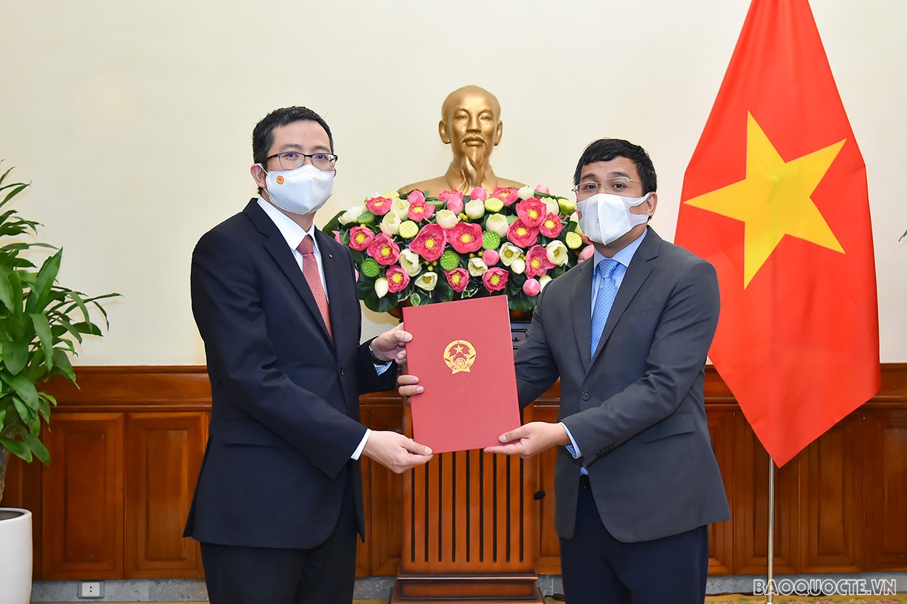 Tại buổi lễ, Ủy viên dự khuyết Trung ương Đảng, Thứ trưởng Ngoại giao Nguyễn Minh Vũ đã trao quyết định cử ông Phạm Thanh Bình, Phó Vụ trưởng Vụ Đông Bắc Á làm Quyền Vụ trưởng Vụ Đông Bắc Á.