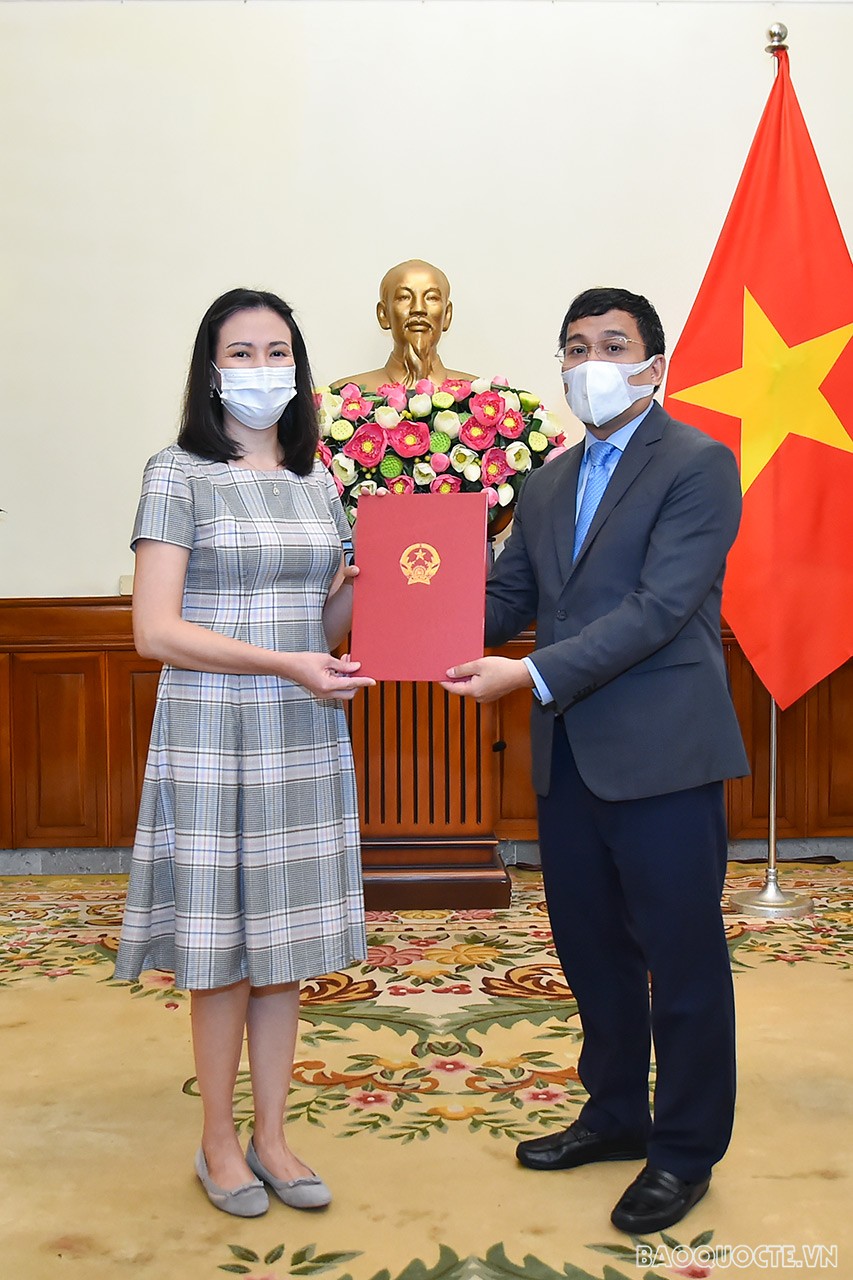 Ủy viên dự khuyết Trung ương Đảng, Thứ trưởng Ngoại giao Nguyễn Minh Vũ đã trao quyết định tiếp nhận và điều động bà Nguyễn Thị Minh Nguyệt, nguyên Tham tán Công sứ - Người thứ Hai Đại sứ quán Việt Nam tại Ba Lan, hết nhiệm kỳ về nước giữ chức Phó Tổng Biên tập Báo Thế giới và Việt Nam.