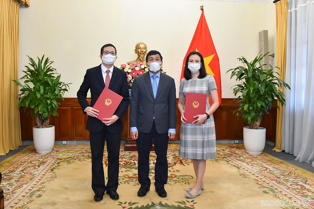 Thứ trưởng cho rằng, thời gian tới, ngành Ngoại giao còn khối lượng lớn công việc để tiếp tục cụ thể hóa đường lối đối ngoại theo các Nghị quyết của Đại hội XII; bày tỏ tin tưởng, với kinh nghiệm tại nhiều vị trí công tác trong và ngoài nước, các cán bộ được trao quyết định lần này sẽ phát huy được năng lực, xây dựng tập thể đơn vị đoàn kết, chính quy hiện đại, đào tạo lớp cán bộ kế cận… hoàn thành tốt các nhiệm vụ được giao.