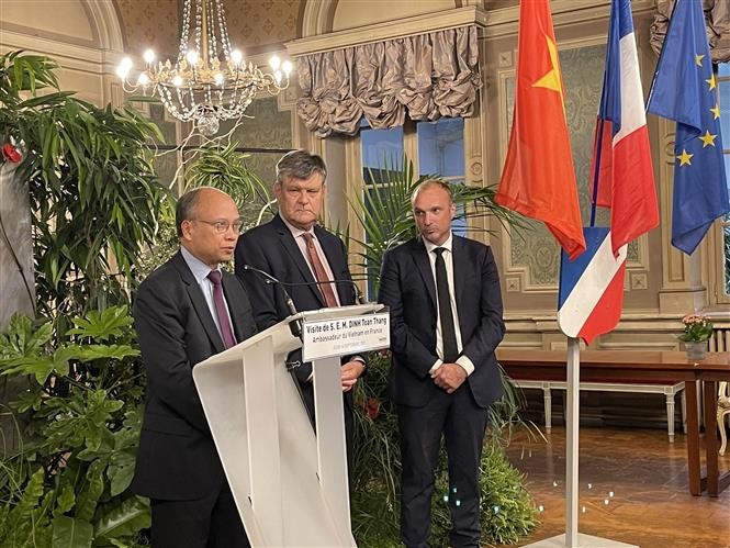 Đại sứ Việt Nam tại Pháp Đinh Toàn Thắng phát biểu tại lễ đón chính thức ở tòa thị chính thành phố Mâcon, tỉnh Saône-et-Loire, Pháp (Nguồn: ĐSQ Việt Nam tại Pháp)
