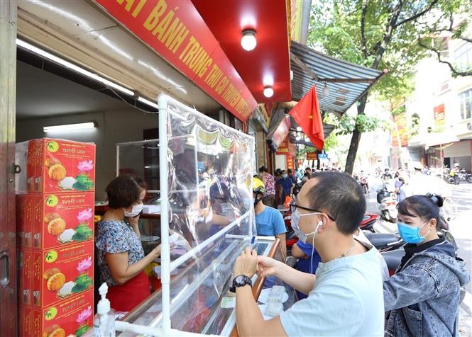 Các cửa hàng trên phố Thụy Khuê (Quận Tây Hồ) đã lắp tấm chắn giọt bắn để phòng chống dịch nhưng cục bộ nhiều người dân đổ về các cửa hàng bán bánh Trung thu truyền thống để mua sắm chuẩn bị đón Rằm Trung thu khiến khoảng cách không còn được an toàn.
