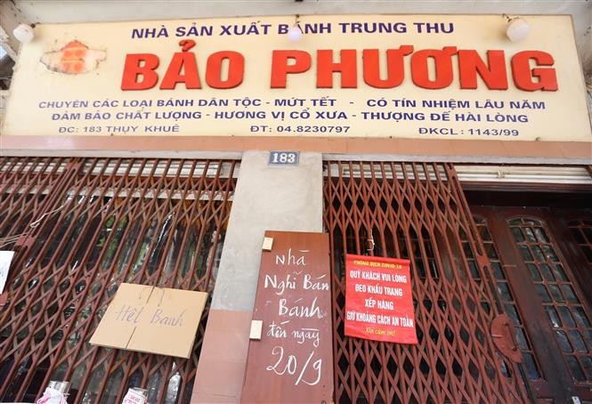Cửa hàng bánh trung thu Bảo Phương thông báo tạm dừng bán do hết bánh (ảnh chụp sáng 18/9).