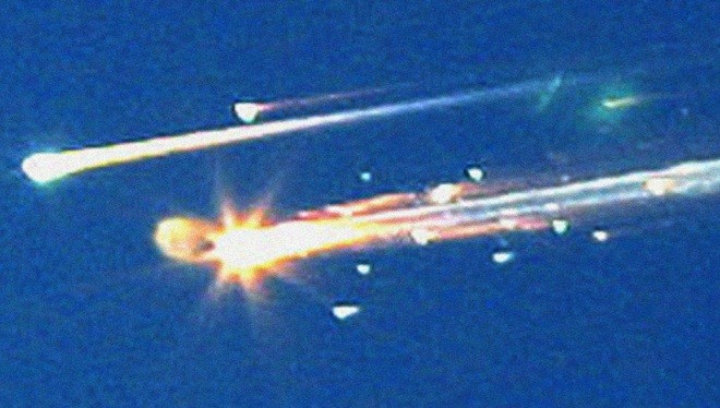 Các mảnh vỡ từ vụ nổ tàu con thoi Columbia trên bầu trời bang Texas ngày 1/2/2003 (Ảnh AP).